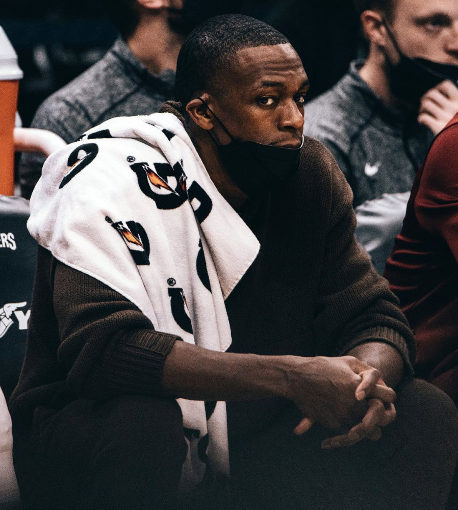 瓦伦西亚训练开放日，赛后主帅复盘引欢呼，CBA季后赛在即，临场指挥获称赞