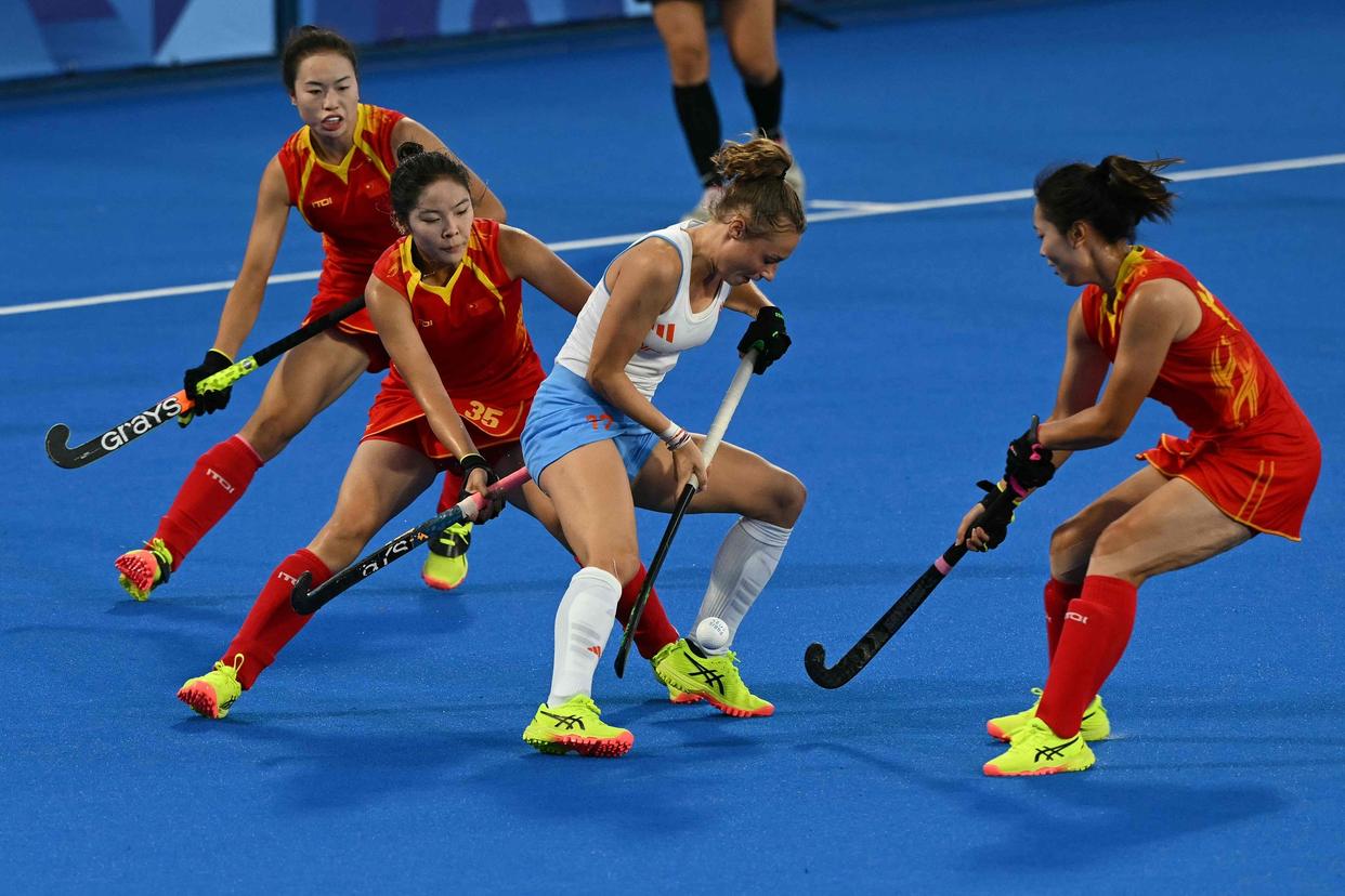 瓦伦西亚训练开放日，赛后主帅复盘引欢呼，CBA季后赛在即，临场指挥获称赞